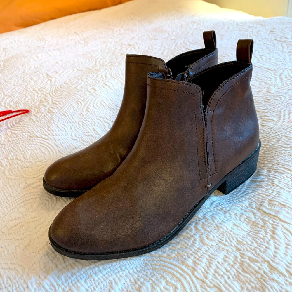 womens brown booties 5.5